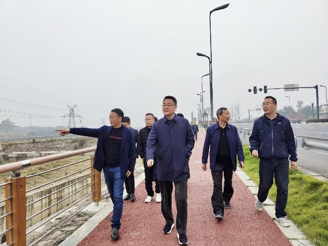 集團公司黨委書記、董事長鄧華一行前往青白江現(xiàn)代種業(yè)園區(qū)等調(diào)研