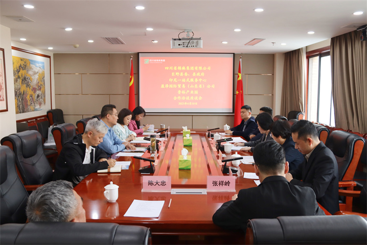 集團公司召開與巨野縣委、縣政府，盈澤國際貿(mào)易（山東?。┕荆∧嵋徽臼椒罩行?，山東魯裕冷鏈物流公司合作洽談座談會