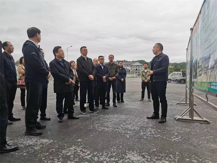 自貢市人大常委會(huì)副主任、民建自貢市委主委王孝謙一行考察四川供銷(xiāo)西南冷鏈物流基地